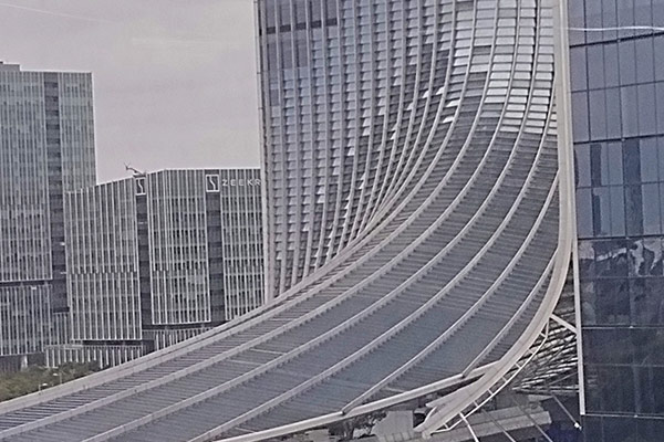 沈陽幕墻工程依托東北老工業(yè)基地，引領(lǐng)全球玻璃幕墻裝飾！
